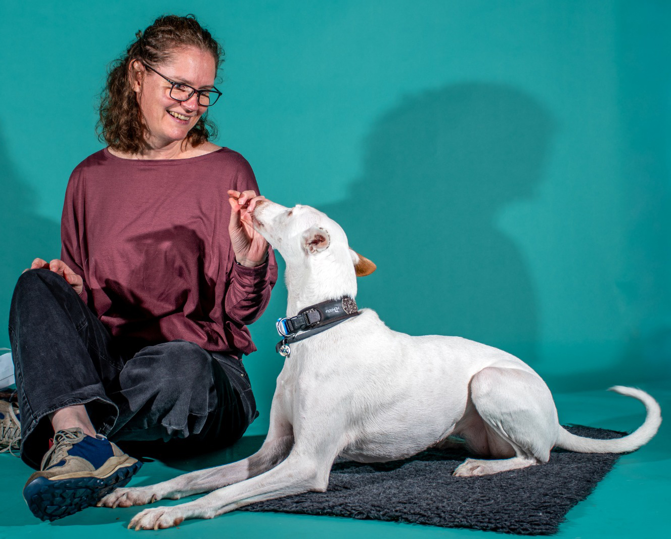 de speurtrainer samen met haar hond